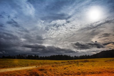 Пасмурное небо с солнцем