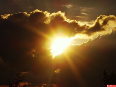 Солнце выглядывает из за туч