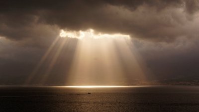 Солнце сквозь тучи