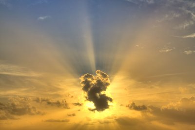 Солнце сквозь тучи