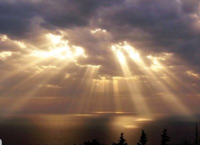 Лучи солнца из облаков