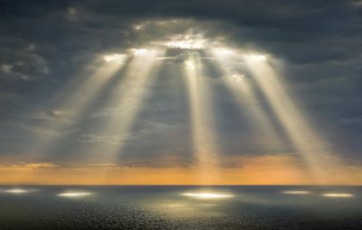 Лучи солнца сквозь облака