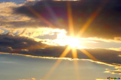 Лучи солнца сквозь облака