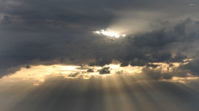 Лучи солнца сквозь облака