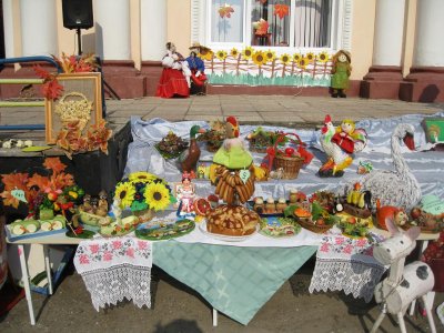 Школьная ярмарка украшение стола