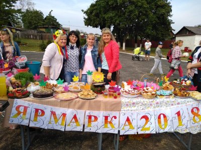 Украшение стола на ярмарку в школе