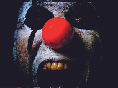 Страшный клоун в темноте