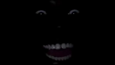 Черный негр улыбается в темноте