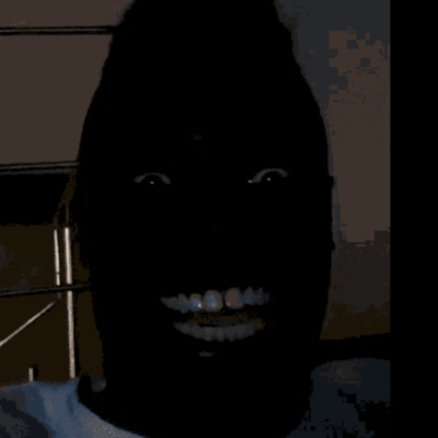 Негр улыбается в темноте