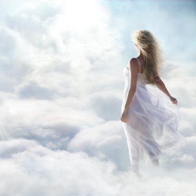 Девушка летает в облаках