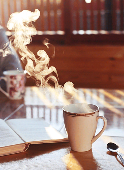Чашка дымящегося чая