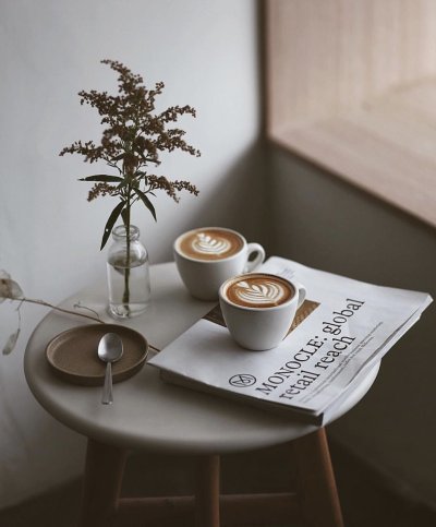 Чашечка кофе на столике