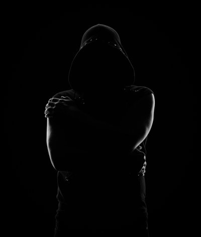 Мужской силуэт в темноте