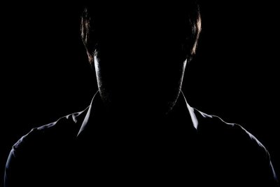 Мужской силуэт в темноте