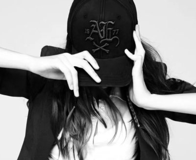 Дерзкая девушка в кепке