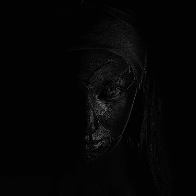 Аватар на черном фоне