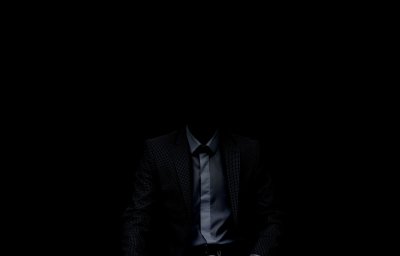 Человек в пиджаке в темноте