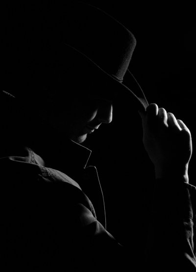 Мужчина в шляпе черно белое