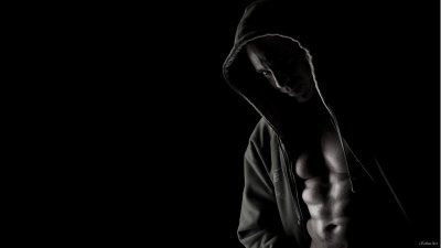 Тёмный человек в капюшоне