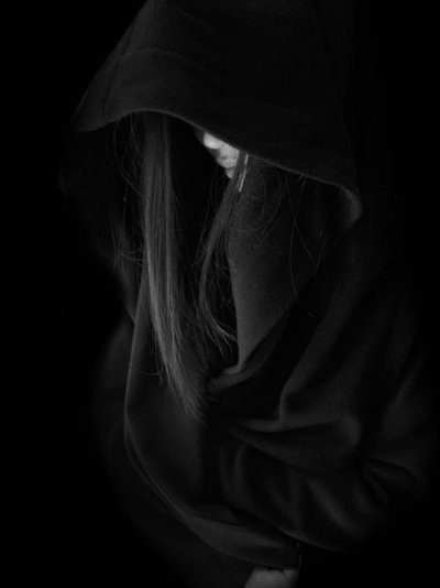 Девушка в черном капюшоне