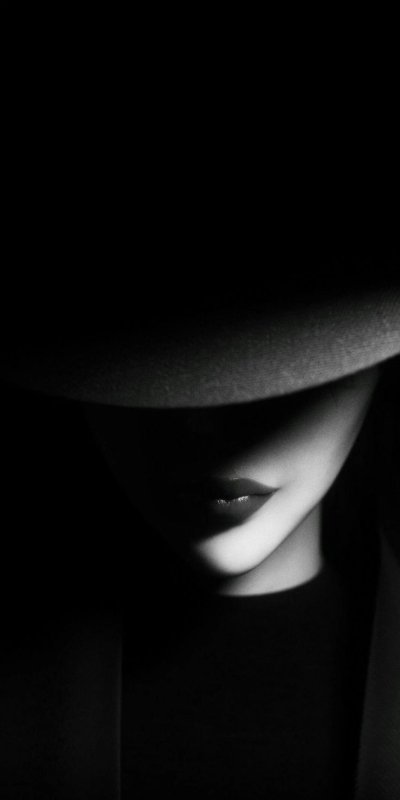 Лицо на черном фоне