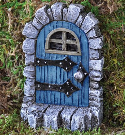 Сказочное дерево с дверью