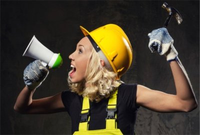 Девушка в каске строителя
