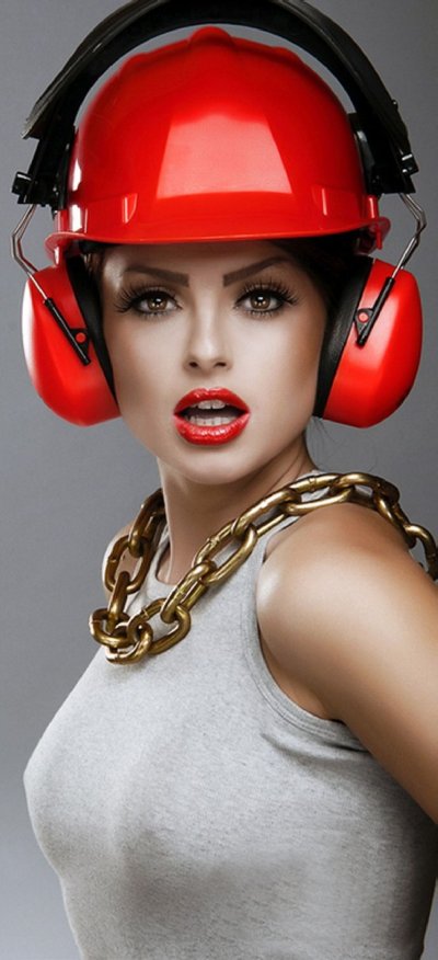 Девушка в каске строителя