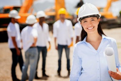 Девушка в строительной каске