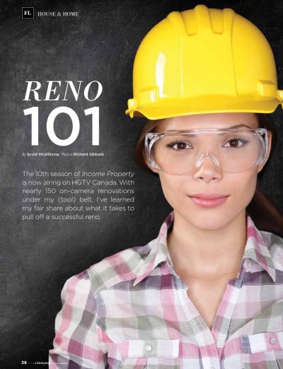 Девушка в каске строителя