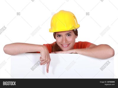 Девушка в строительной каске