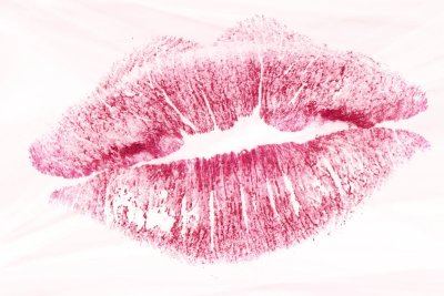 Отпечатки губ на бумаге
