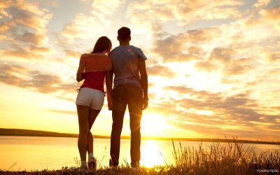 Парень и девушка встречают рассвет