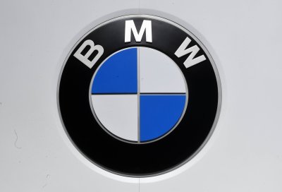 Значок BMW на машине