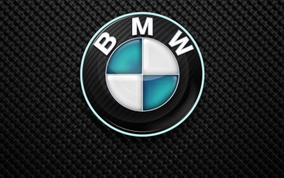 Значок BMW на машине