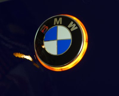 Значок BMW на машине