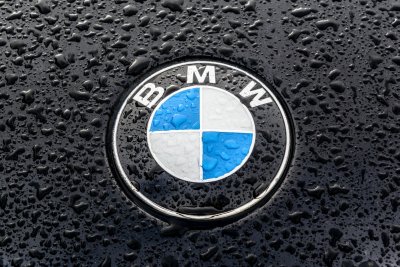 Значок BMW на машине