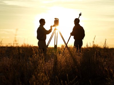Геодезист в поле