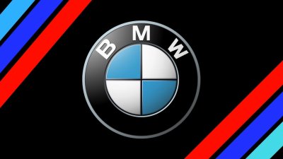 Логотип BMW на черном фоне