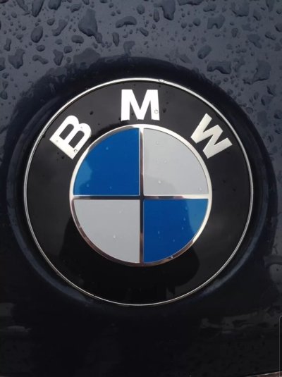 БМВ С эмблемой сбоку