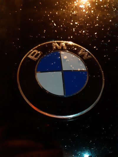 BMW машина с эмблемой