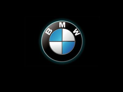 Логотип BMW на черном фоне