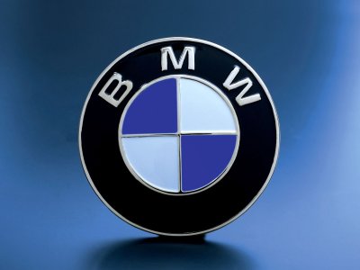 Значок BMW на машине