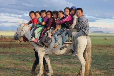 Монгольские дети на лошади