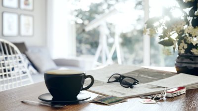 Чашка кофе на столе