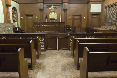 Зал суда без людей