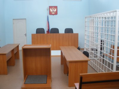 Пустой зал судебного заседания