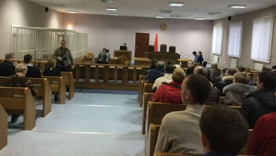 Суд зал с людьми