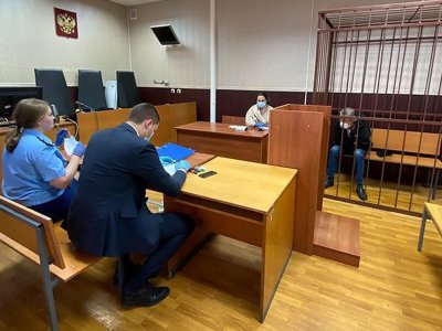 Зал судебного заседания с людьми