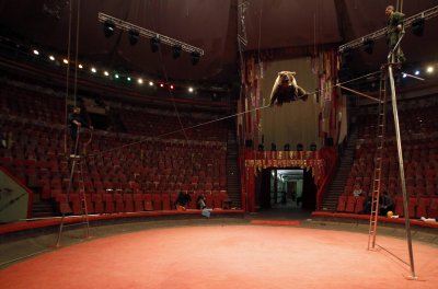 Цирк шапито внутри Арена